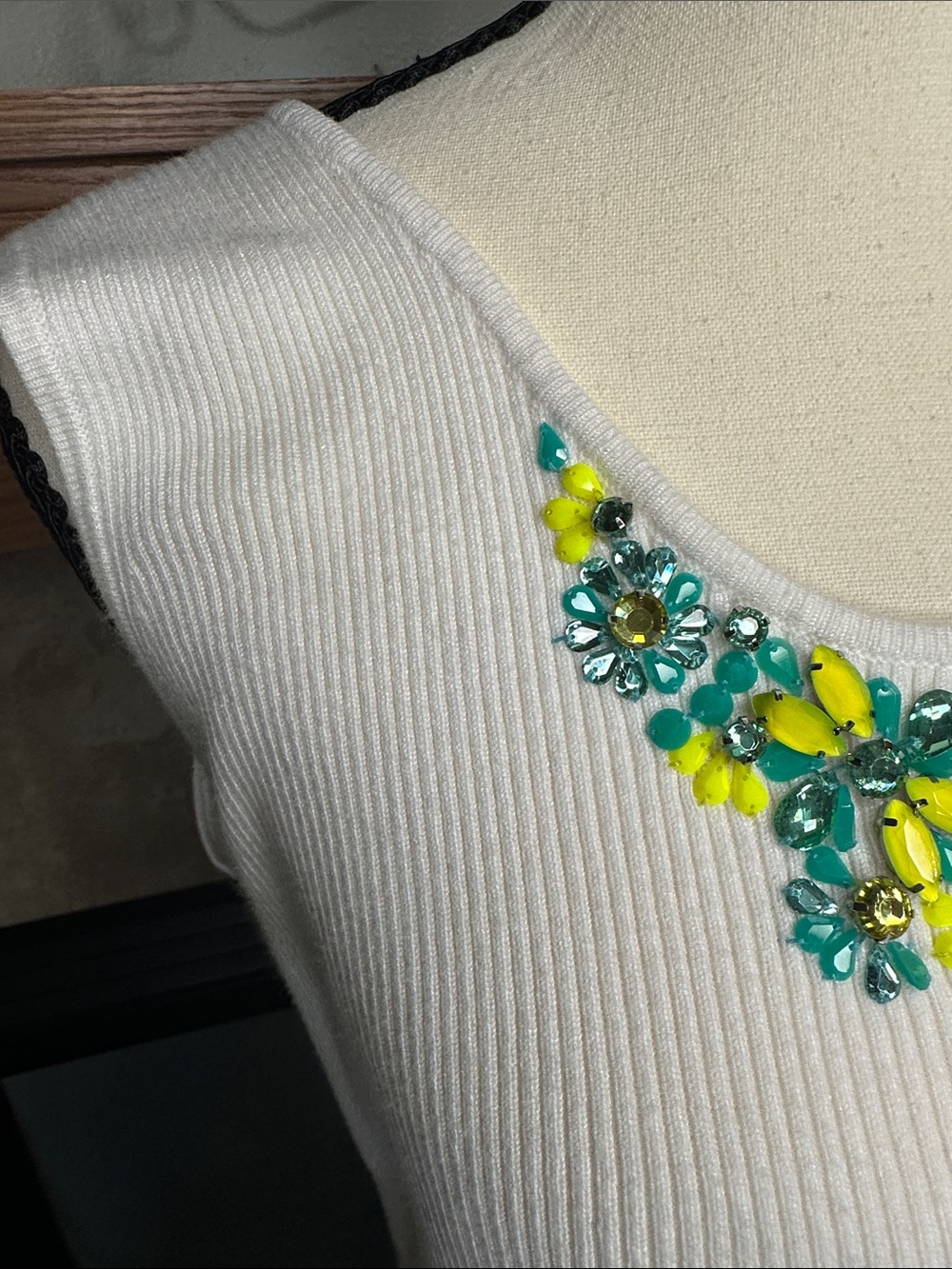 Ruby Rd Women XL Embellished White Sleeveless Knit Top Teal & Yellow Beading - Picture 6 of 8